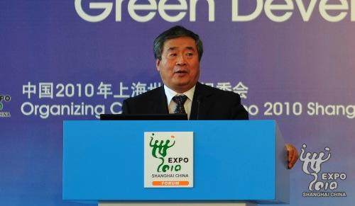 清华大学校务委员会副主任、低碳能源实验室主任，中国气候变化专家委员会副主任何建坤发表题为《中国绿色发展与低碳城市建设》的演讲