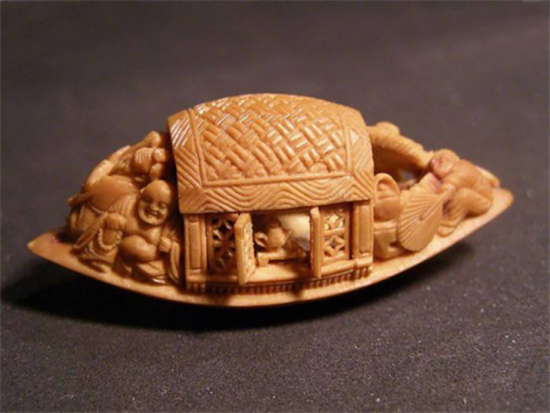明代学者魏学所著《核舟记》中描述了在果核上雕刻的栩栩如生的小船